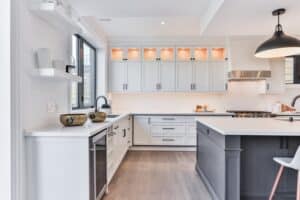 Hamptons-style U-shaped kitchen